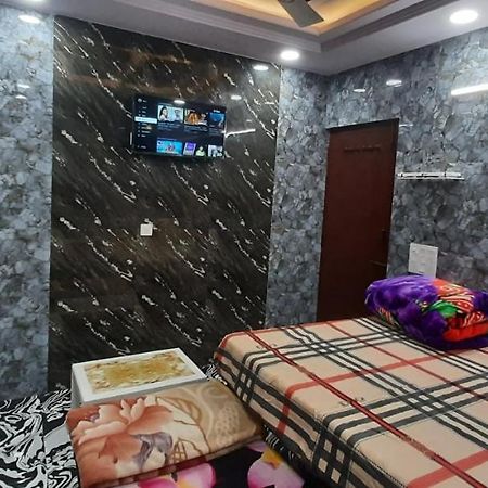 Aggarwal Luxury Room With Private Kitchen Washroom And Balcony Along With Fridge, Ac, Android Tv, Wifi In Main Lajpat Nagar New Delhi Exterior foto
