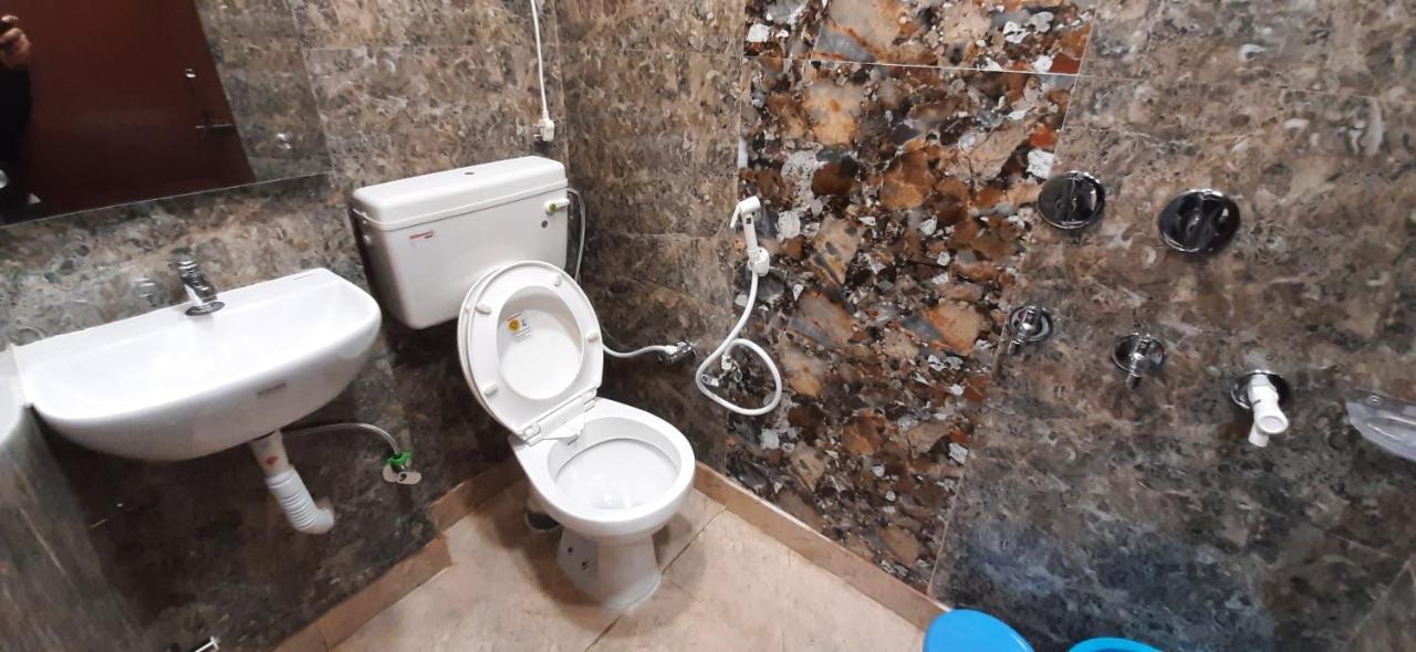 Aggarwal Luxury Room With Private Kitchen Washroom And Balcony Along With Fridge, Ac, Android Tv, Wifi In Main Lajpat Nagar New Delhi Exterior foto